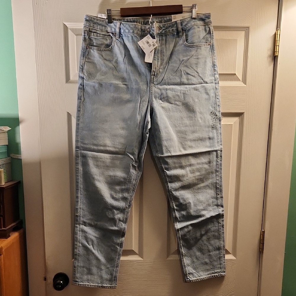 American Eagle Outfitters Light Wash Mom Jeans